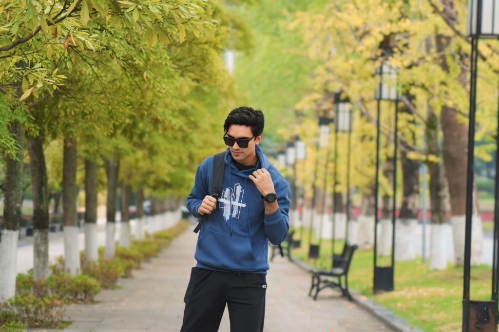 Seorang pria memakai hoodie bergambar.