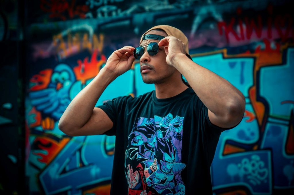 Seorang pria yang sedang memakai kaos bergambar